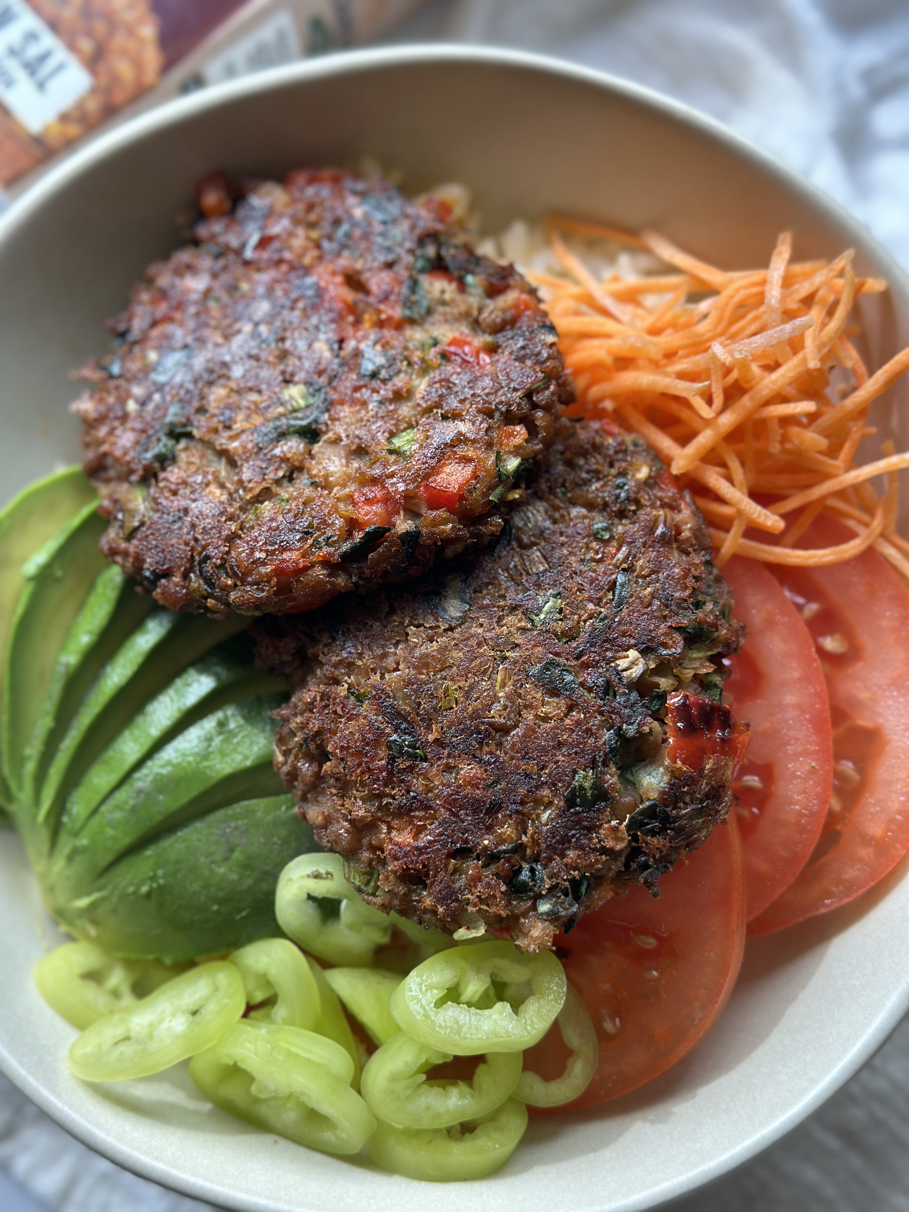 Hamburguesa de lentejas con verduras frescas