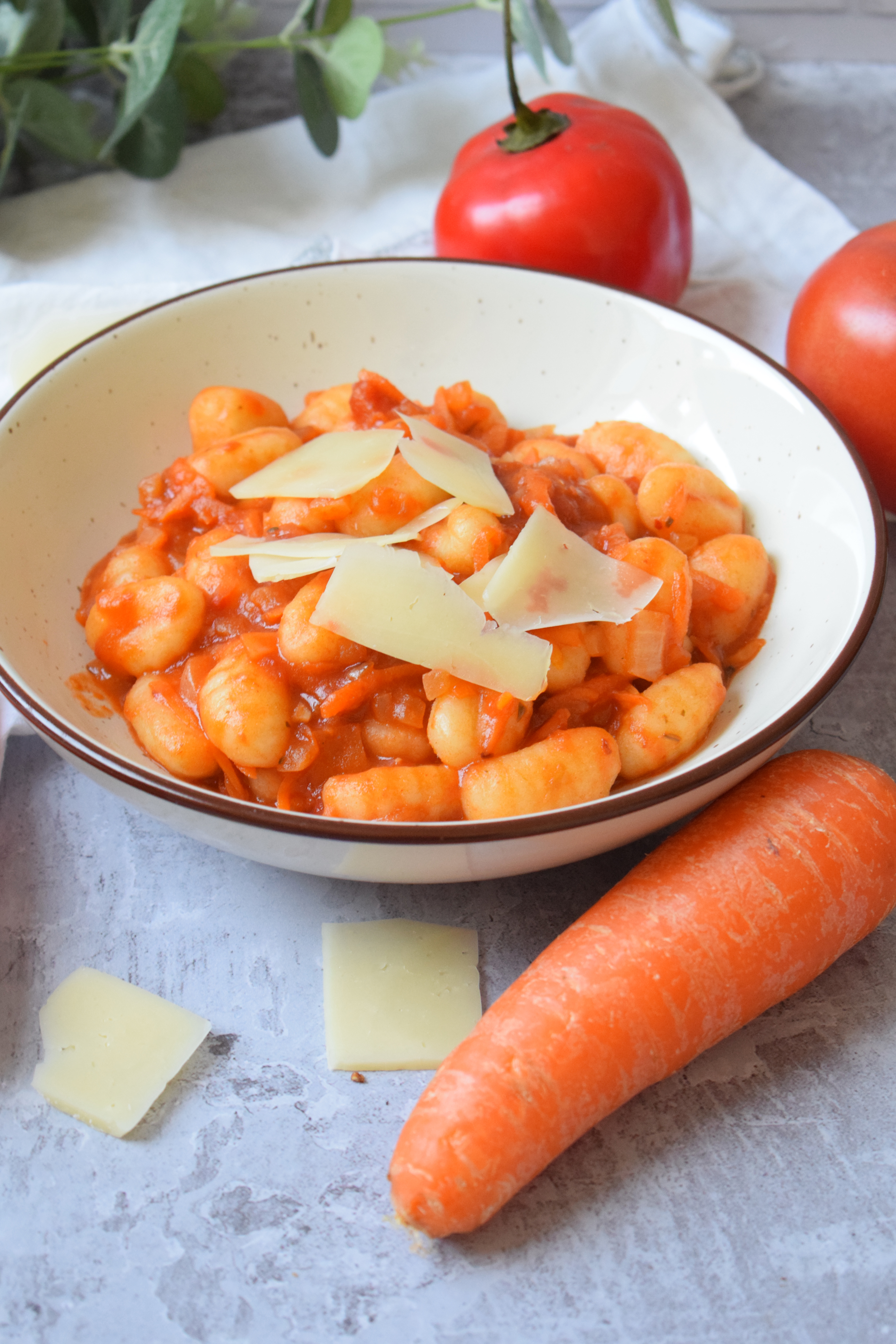 Ñoquis con salsa de tomate y queso